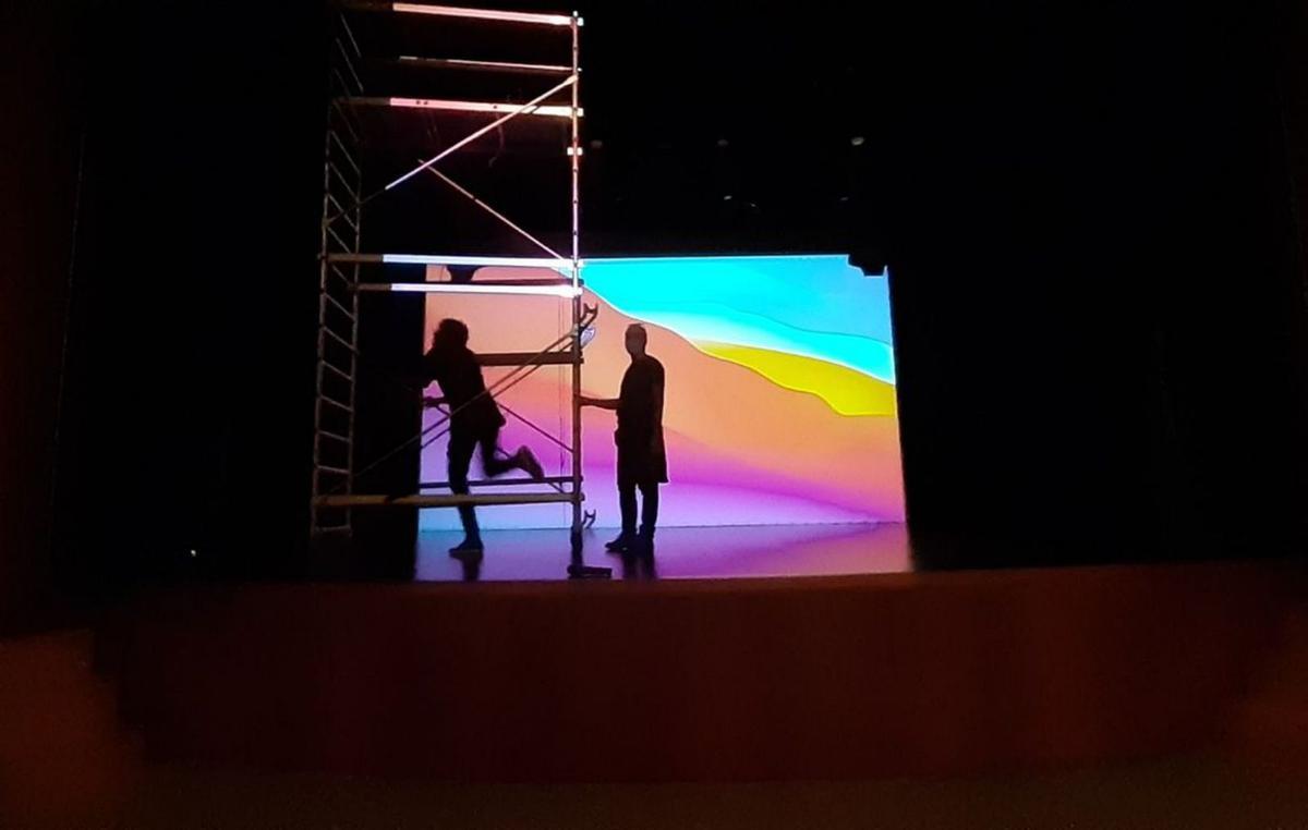 Les portes de l’auditori de Cas Serres s’obren per a una de les sessions. | PAU MORATA