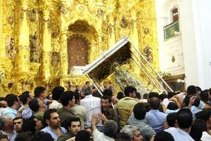 Els veïns d’Almonte salten la reixa, a les 3.13 hores del 9 de juny, després d’esperar a l’ermita l’arribada del Simpecado de la Germandat Matriu d’Almonte del rés del Sant Rosario. Així començava la processó de la Verge del Rocío.