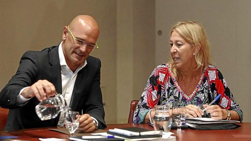 Els consellers Raül Romeva i Neus Munté, ahir, en la reunió de l&#039;executiu