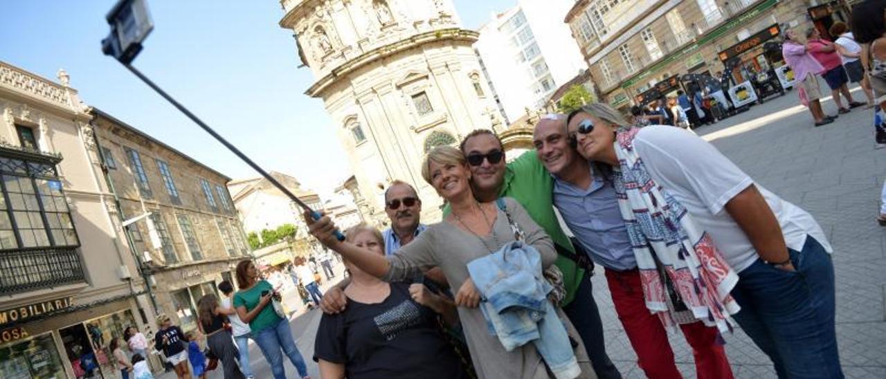 Turistas se fotografían ante el santuario de A Peregrina. |   // GUSTAVO SANTOS