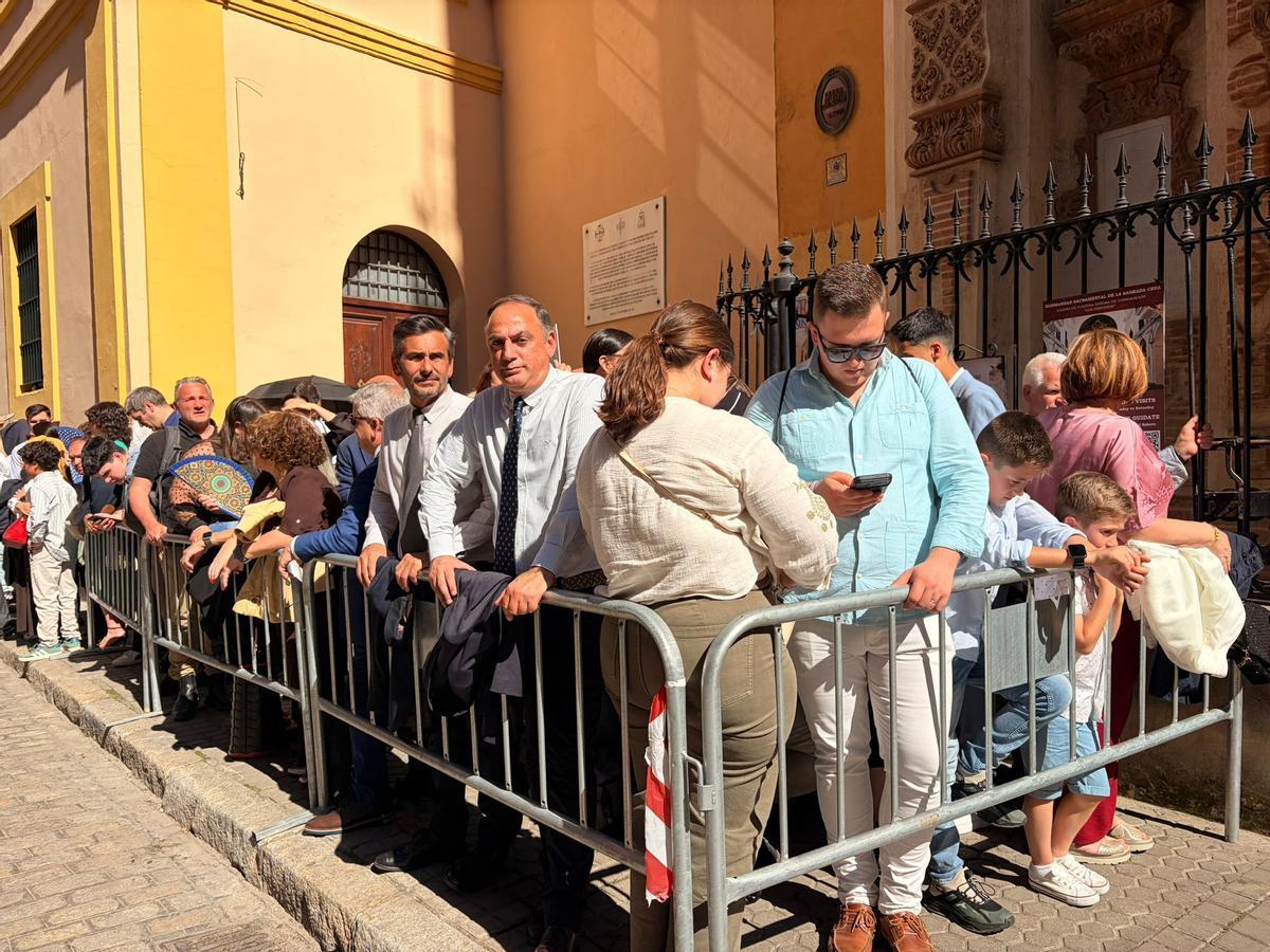 El calor aprieta junto a la iglesia de Los Terceros, desde donde sale la Hermandad de las Cigarreras