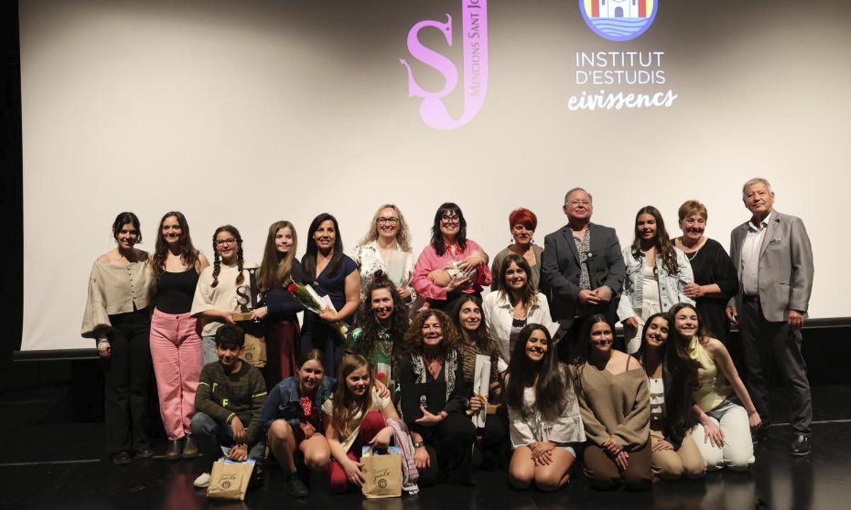 Foto de familia de los ganadores de las Mencions Sant Jordi.