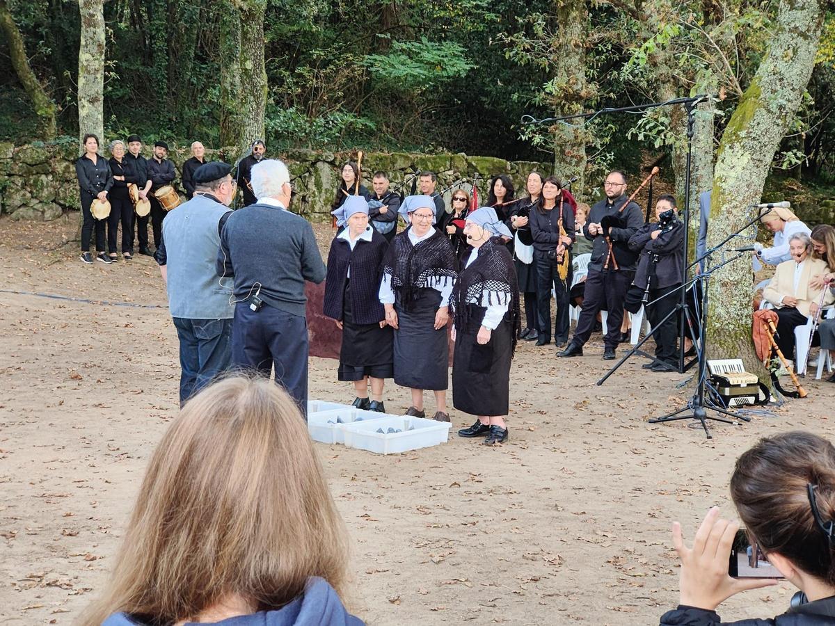 Los usuarios de Afamo convierten San Martiño en un puerto pesquero