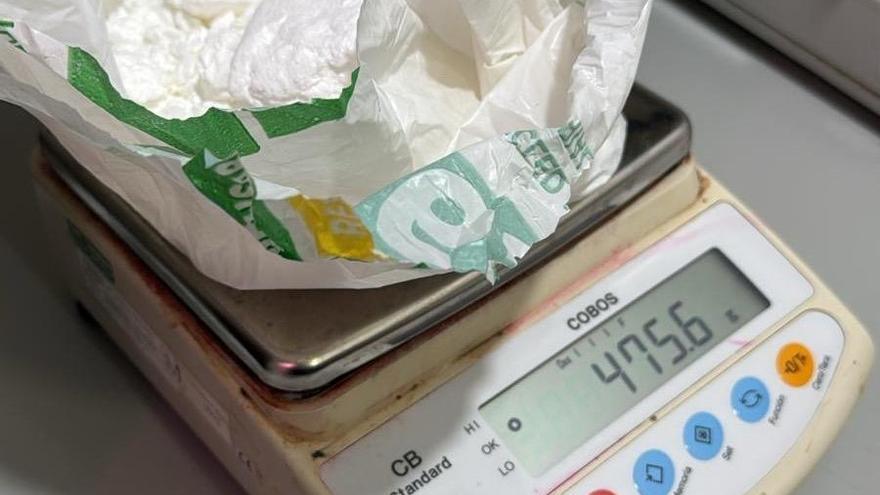 La droga en el moment de ser pesada en la bàscula