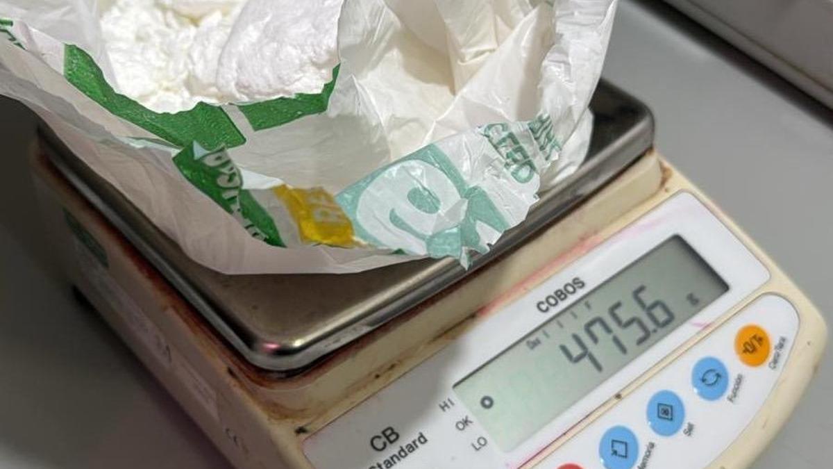La droga al ser pesada en la báscula