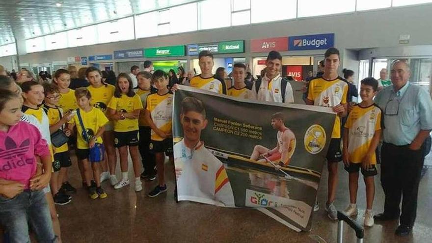 Manuel Fontán fue recibido en el aeropuerto de Vigo por los más jóvenes de O Muiño. // Cedida