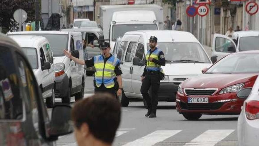 La Policía Local dirigiendo el tráfico en Bueu. // S.Á.