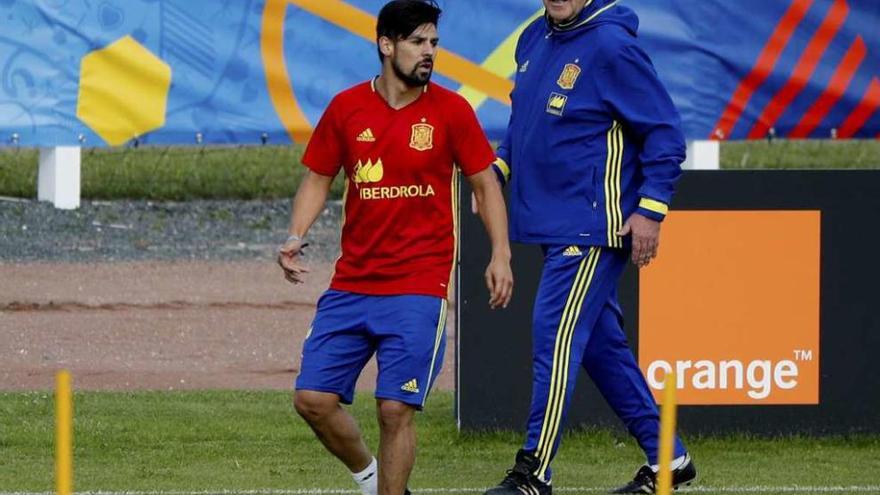 Vicente del Bosque observa al céltico Nolito durante el entrenamiento vespertino de la Roja. // Efe