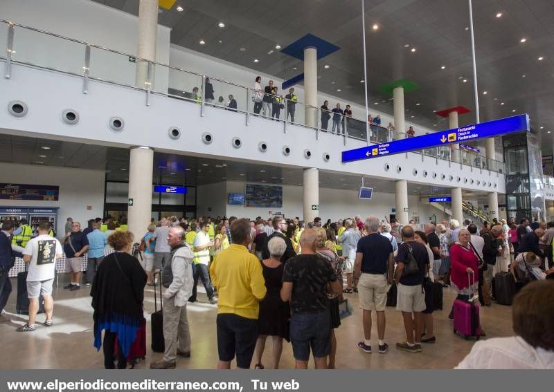 GALERÍA DE FOTOS -- Primer vuelo comercial en el aeropuerto de Castellón