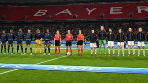 Marta Huerta, dirigiendo el Bayern - PSG en el Allianz Arena