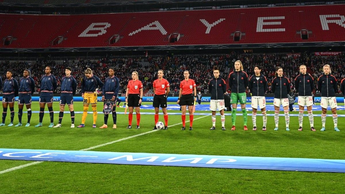 Marta Huerta, dirigiendo el Bayern - PSG en el Allianz Arena