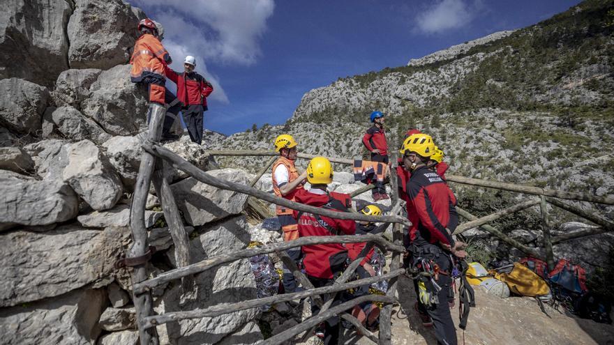Los Bombers de Mallorca entrenan los rescates de montaña en Tossals Verds