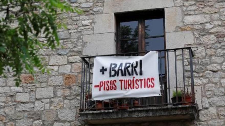 Una pancarta contra els pisos turístics, a Girona.