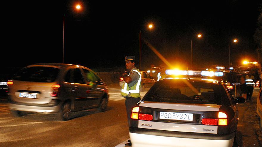 El vuelco de un camión con arena en Llanes corta varias horas la Autovía del Cantábrico