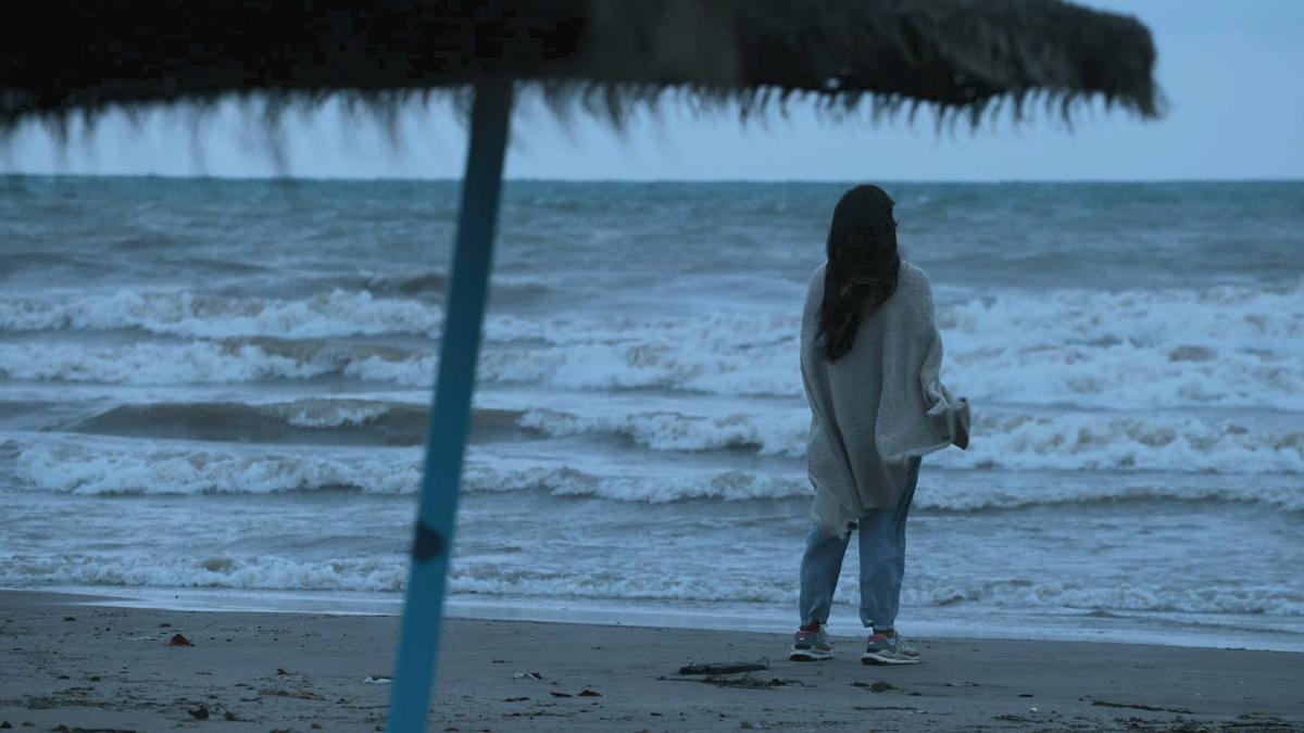 Una joven mira el oleaje en la playa de la Malva-rosa tras el temporal.