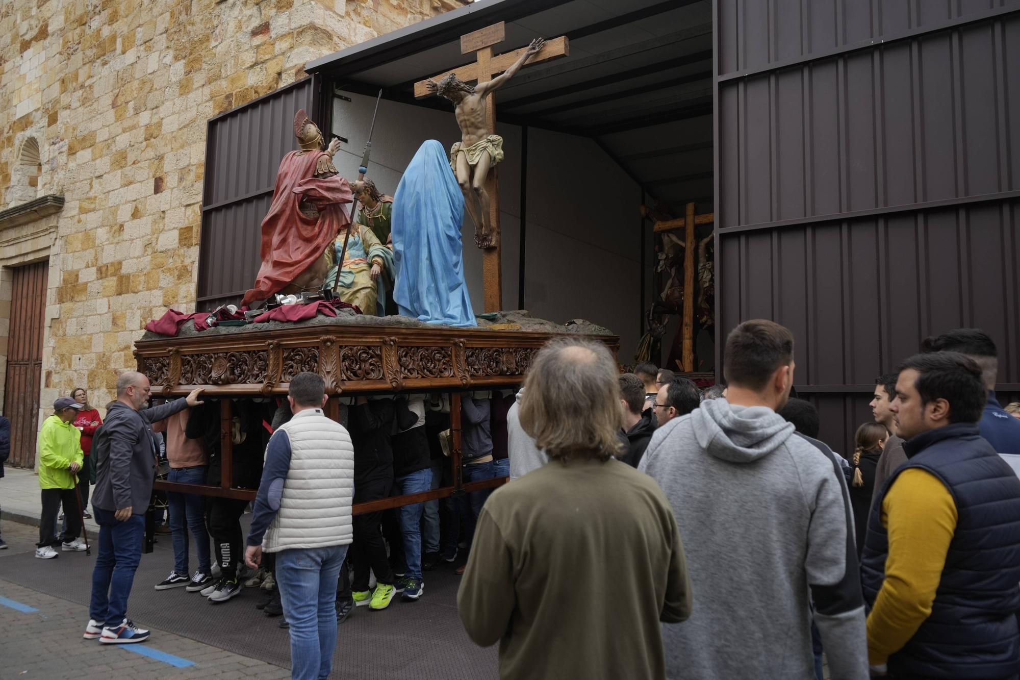 Los pasos del Santo Entierro abandonan la carpa de San Esteban.