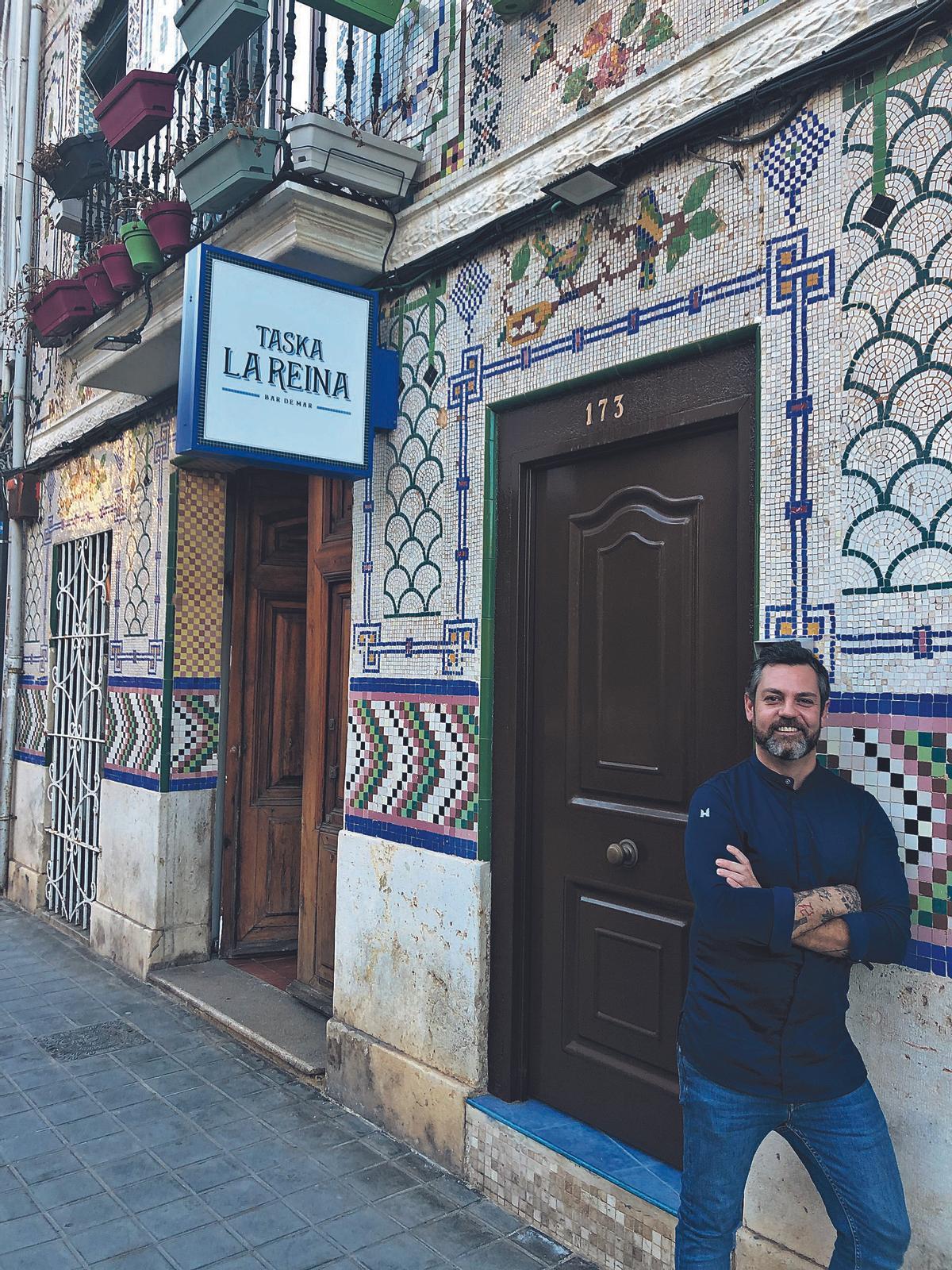 Maiku Ruiz, en la fachada
del restaurante.