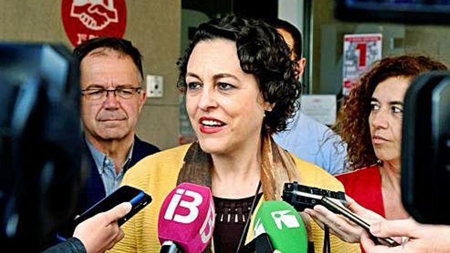 La ministra Magdalena Valerio atiende, ayer, a los medios de comunicación.