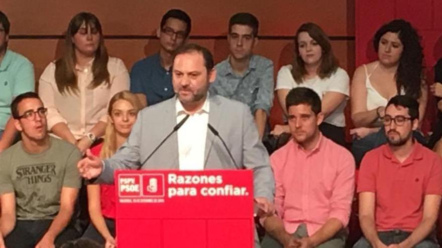 El ministre durant la Festa de la Rosa a València