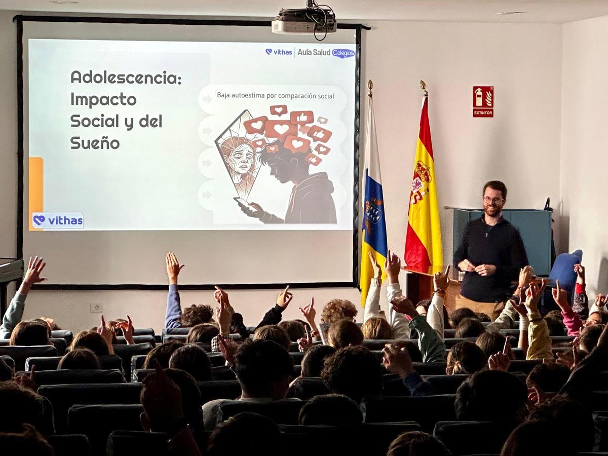 Alumnos de primero y segundo de la ESO en la charla sobre pantallas del doctor Pedro López en el Colegio Heidelberg.