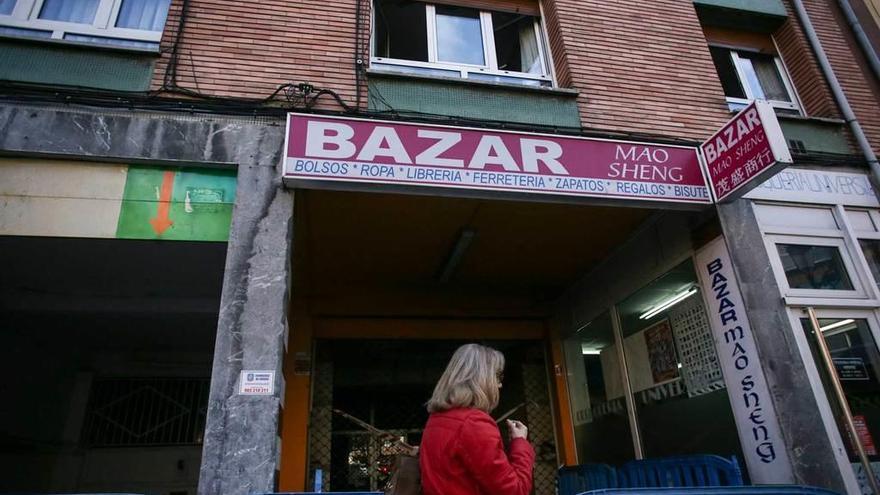 Estado actual del exterior del bazar chino de la avenida de Pumarín incendiado el 9 de febrero.