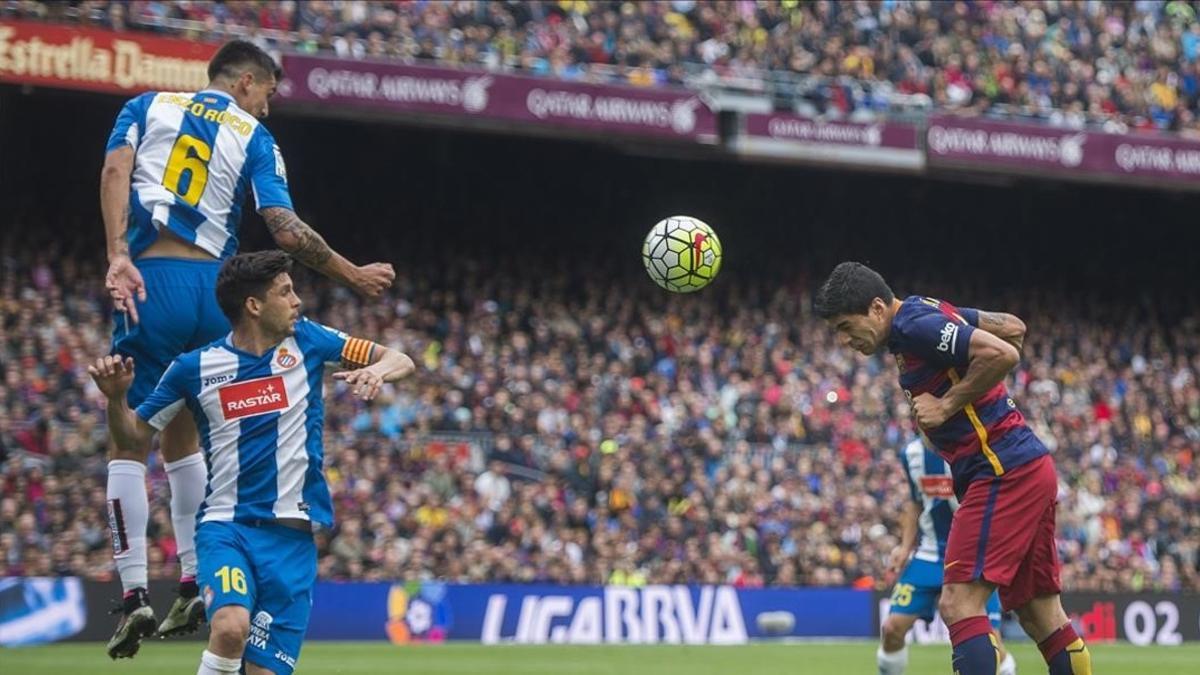 Luis Suárez cabecea a la red en su segundo tanto ante Rocco y Javi López durante el derbi entre el Barça y el Espanyol disputado en el Camp Nou.