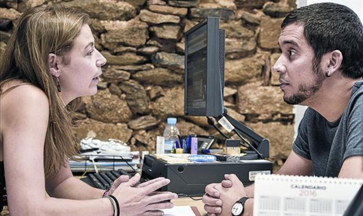 Una tècnica i un usuari de Barcelona Activa, en una consulta d’orientació professional.