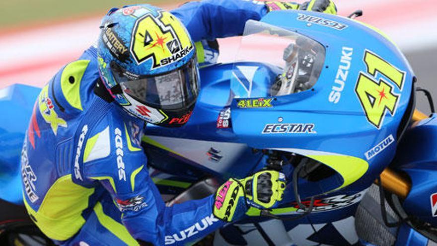 Aleix Espargaró conduce su moto en Río Hondo.