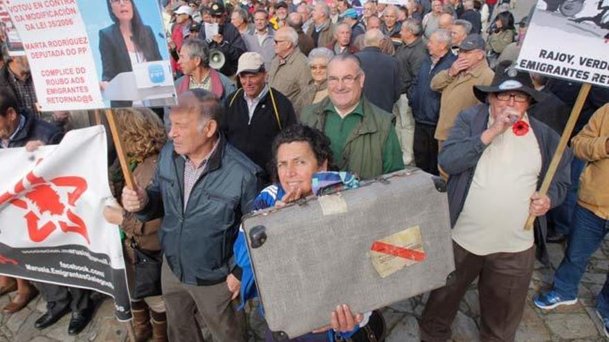 Manifestación de marineros y retornados, esta mañana, en Santiago. // Xoán Álvarez