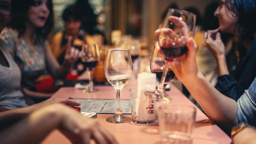 Una cena con bebida. // Pexels