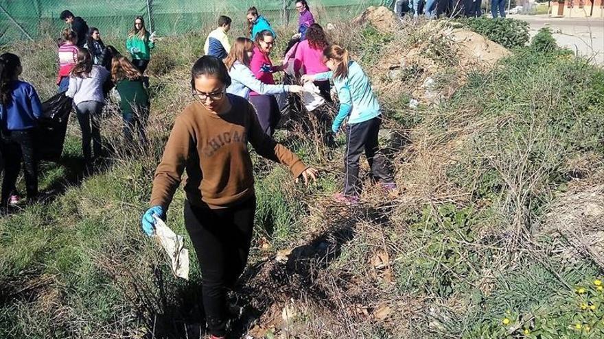 200 alumnos limpian el puente palominos