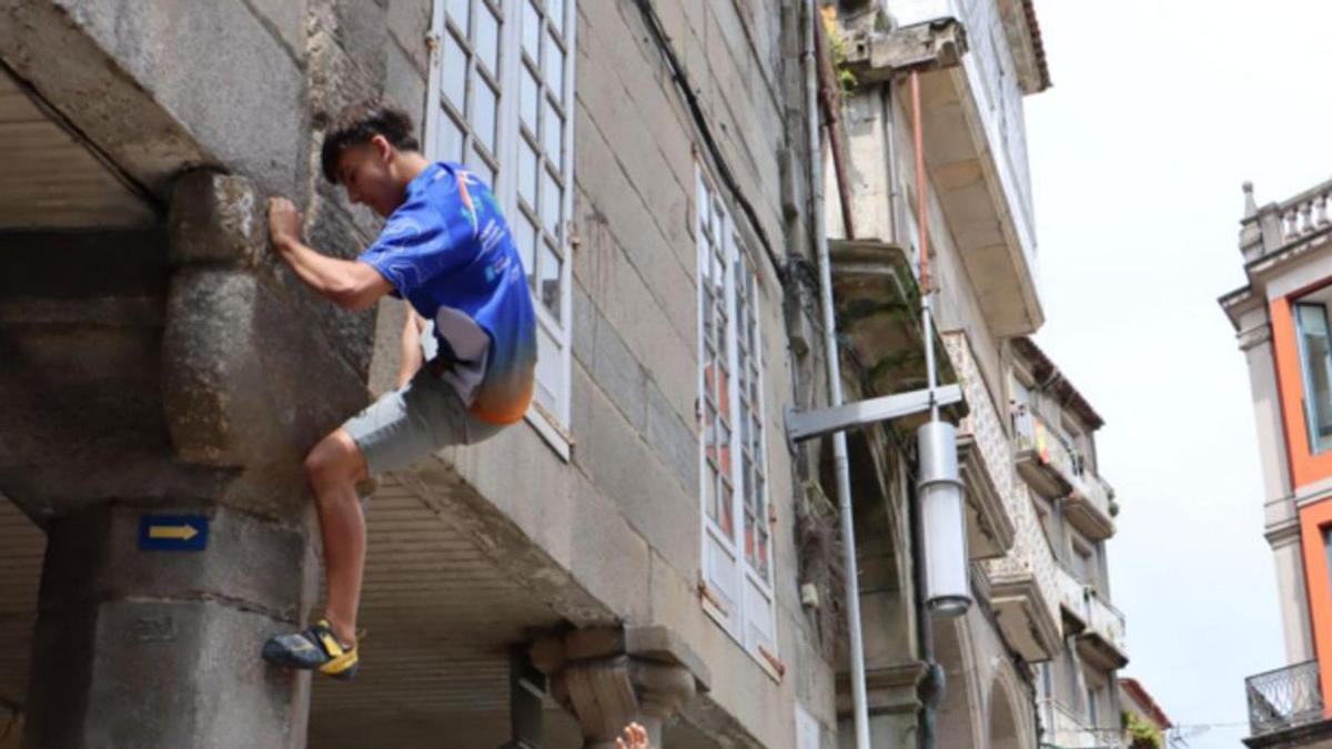 Escalada a una de las fachadas de Curros Enríquez.