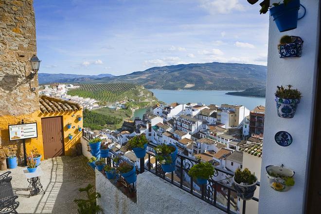 Vistas del embalse desde el pueblo de Iznájar en Córdoba