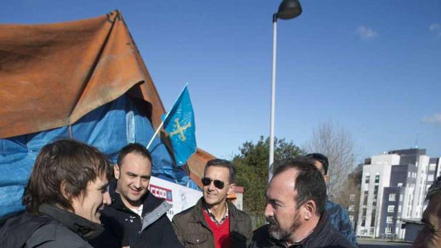 El concejal Primitivo Abella, a la izquierda, en la acampada.