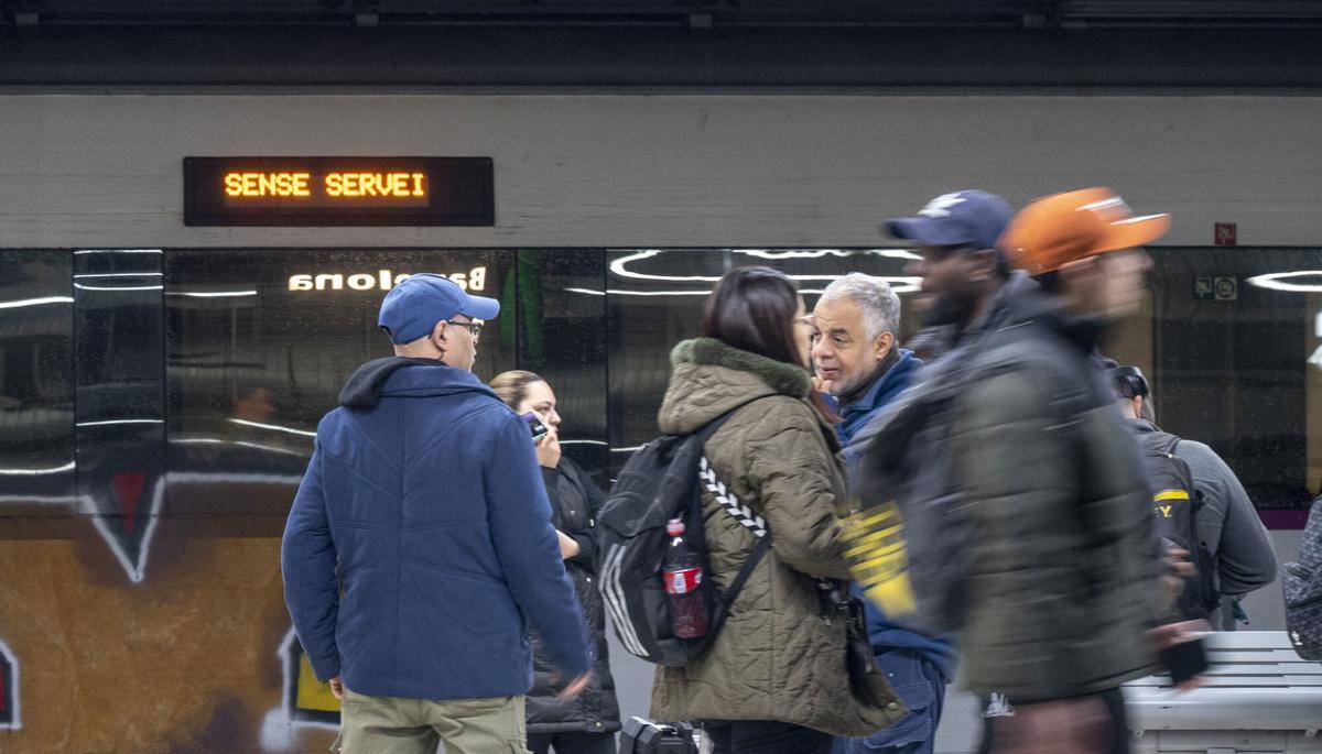Barcelona. 24.01.2026.  Sociedad.   Usuarios de la red de trenes de Rodalies de Renfe en la estación de Barcelona Sants durante una mañana con incidencias y retrasos pero sin interrupción del servicio. Fotografía de Jordi Cotrina