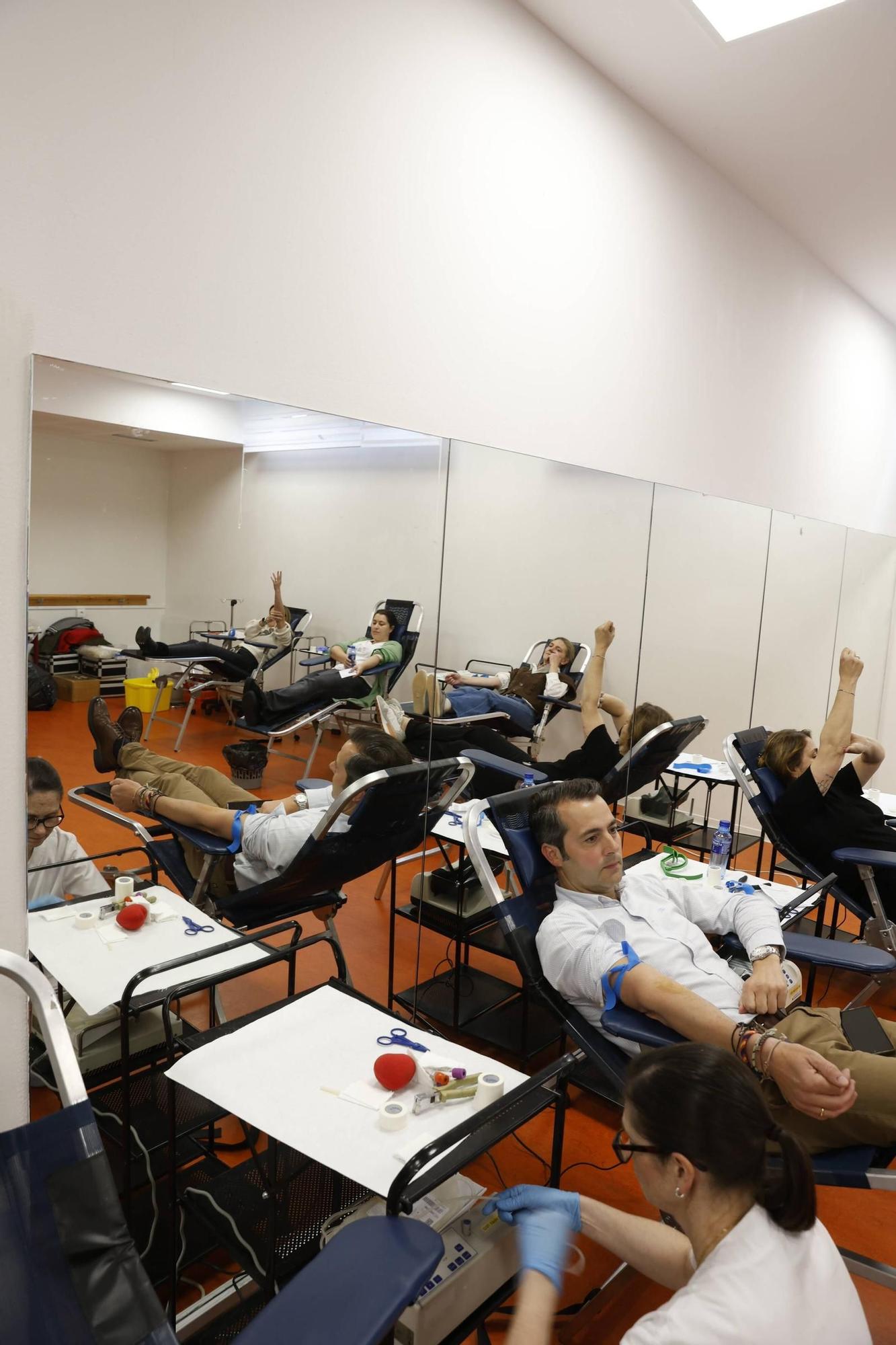 La campaña de donación de sangre en el colegio La Corolla de Gijón, en imágenes