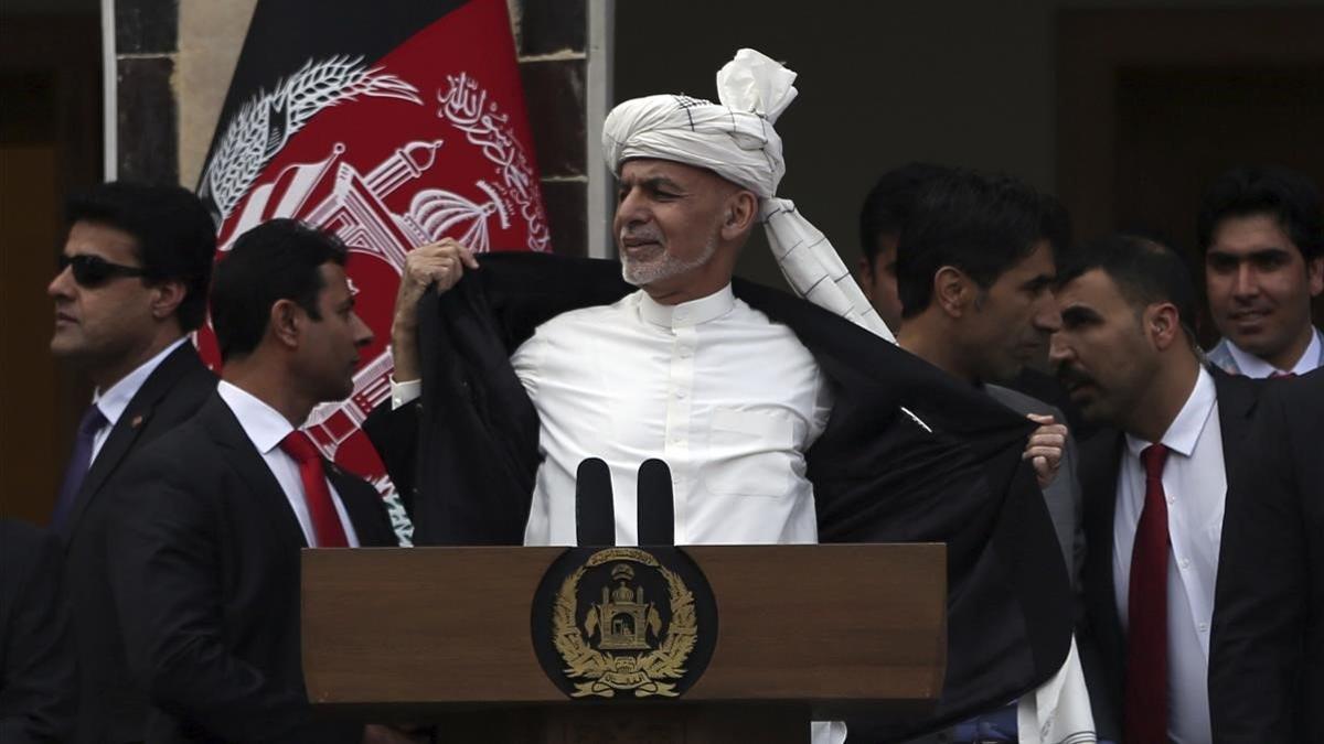 El presidente de Afganistán, Ashraf Ghani, muestra que no lleva chaleco antibalas durante la ceremonia de toma de posesión en Kabul.