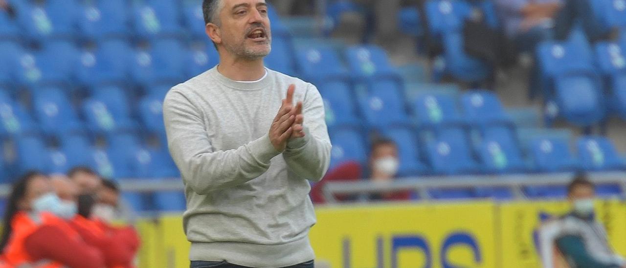 García Pimienta, ante la Real B, en el estadio de Gran Canaria.