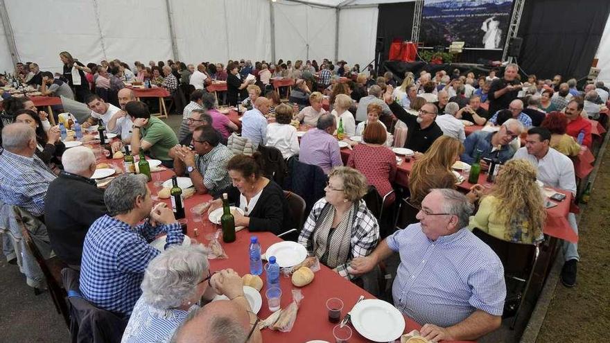 &quot;Serondaya&quot; despide sus fiestas del otoño con una gran comida