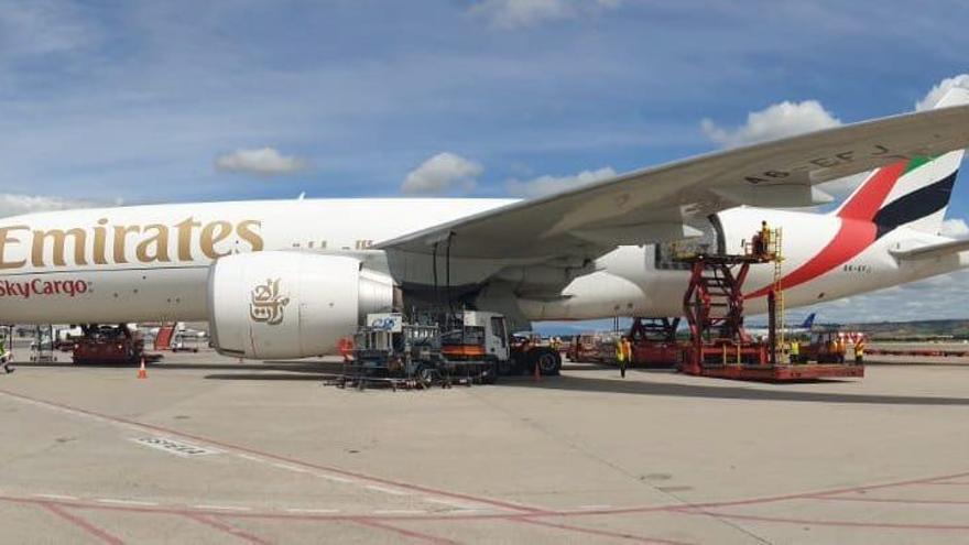 Aterriza en Barajas el decimoquinto avión con material sanitario fletado por la Generalitat