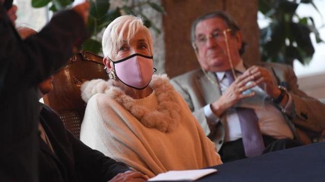 Maruxa Olavide, en la inauguración, con Francisco Vázquez.   |