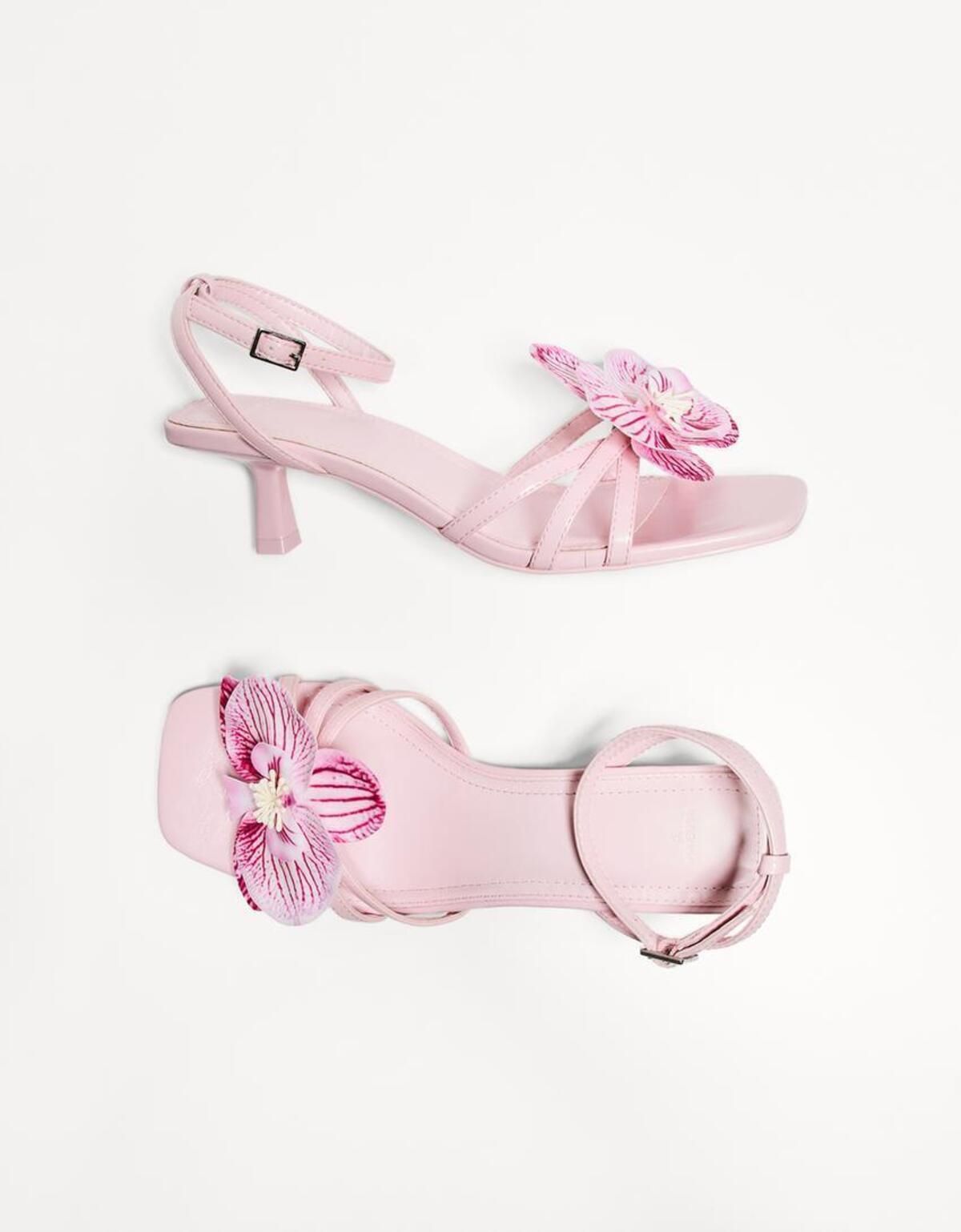 Sandalias florales de Bershka