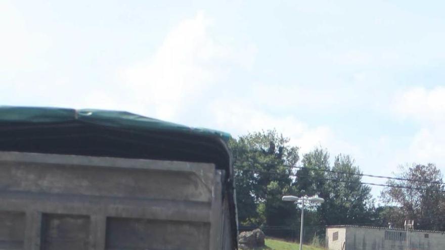 Camiones en la rotonda de Aboño, en caravana.