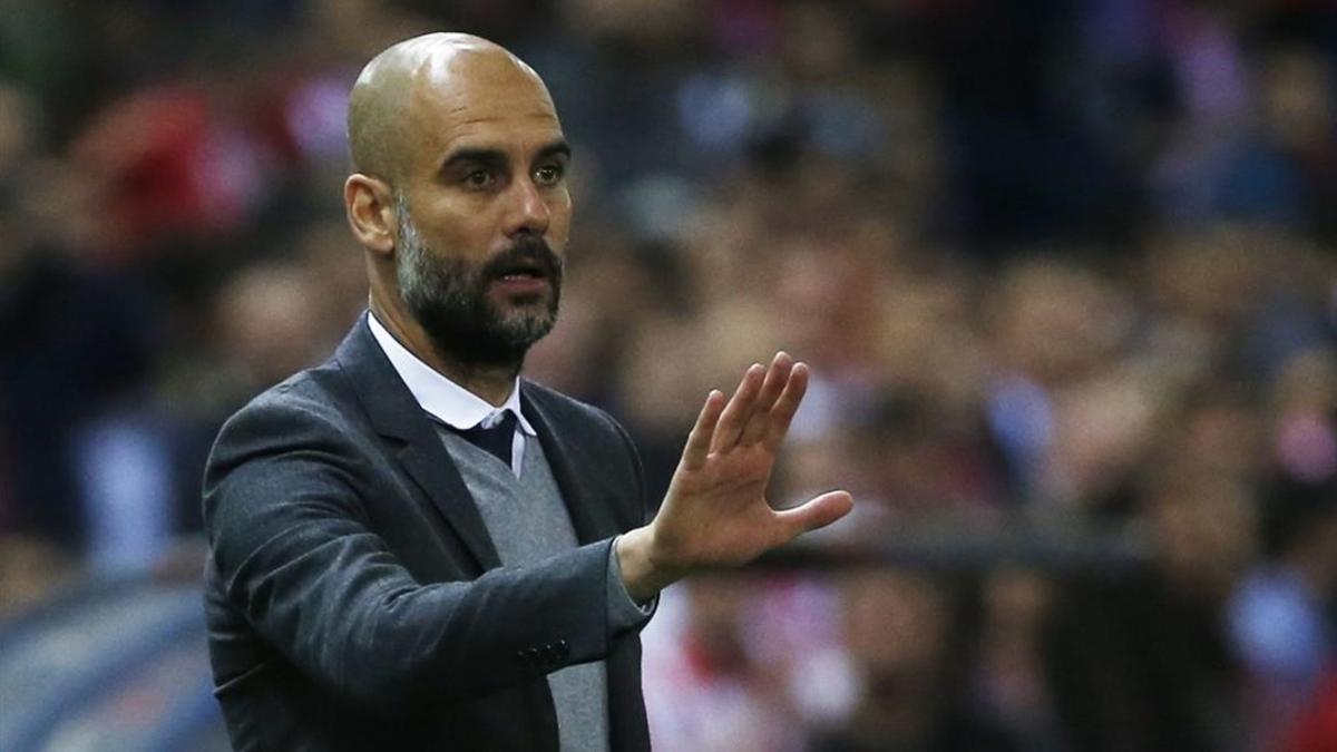 Guardiola da instrucciones al Bayern en el Calderón.