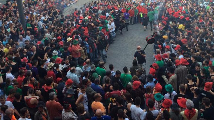 Foto salt de maces a la plaça de Sant Pere de Berga aquest dissabte