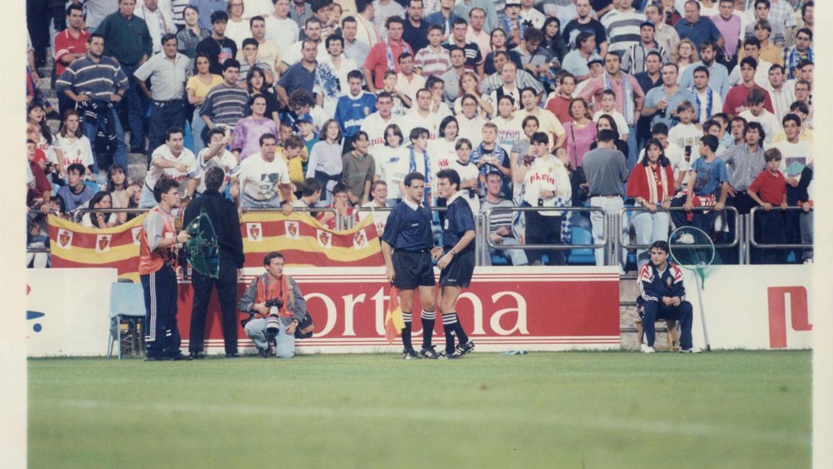 Rafa Guerrero y Mejuto González dialogan en el momento en que el asistente pide al árbitro que señale penalti y expulsión.
