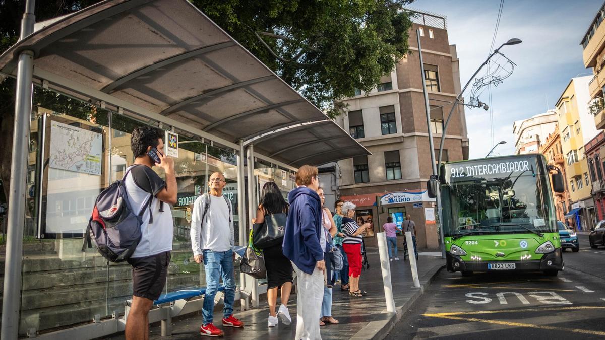 Personas esperando la guagua en una parada de Tenerife