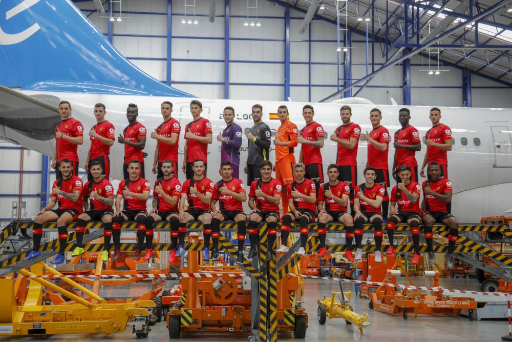 El Real Mallorca se hace la foto oficial en el hangar de Air Europa