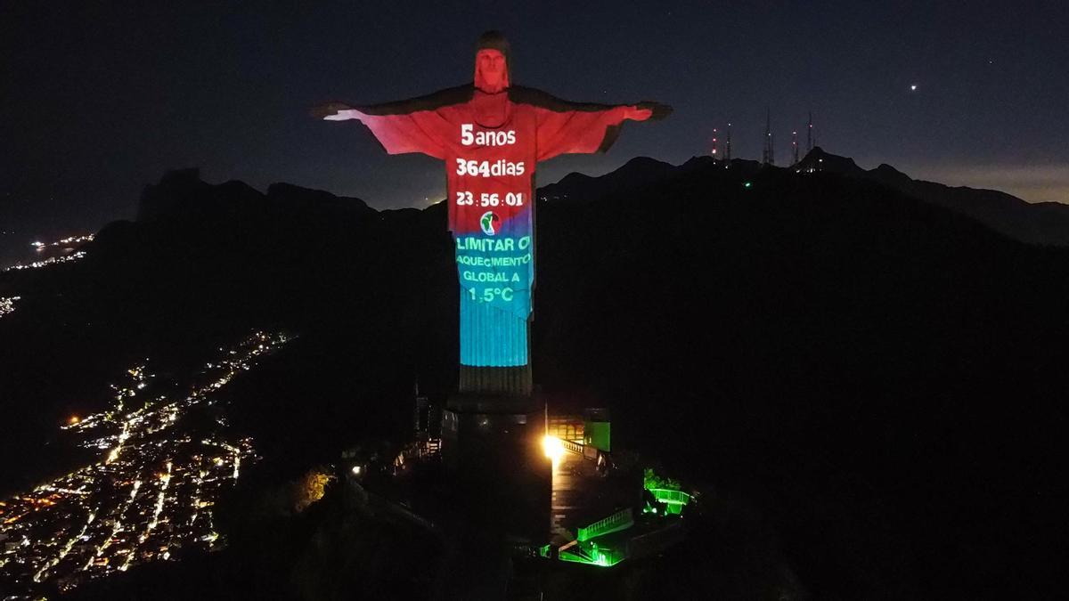El Cristo Redentor proyecta el Reloj Climático en Río de Janeiro (Brasil).