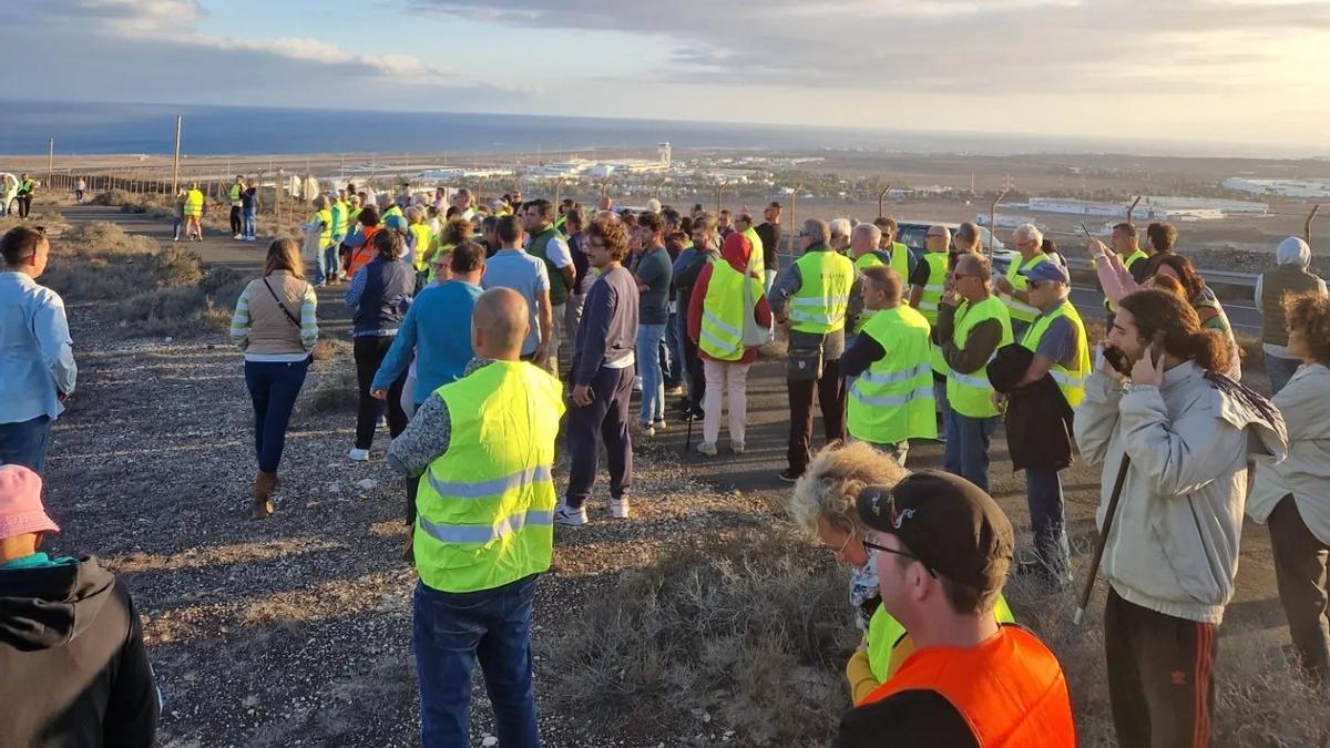 Protesta de ciudadanos en contra del macrocentro de migrantes en Güime, en el municipio de San Bartolomé.